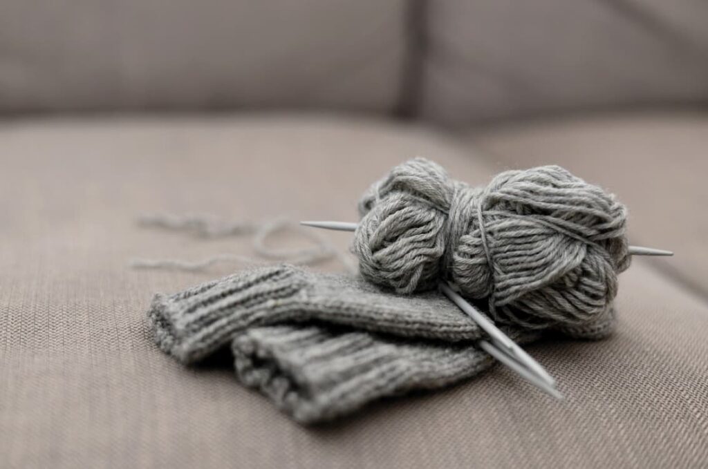 Gray threads for knitting on a bed